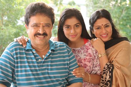 S. Ve. Sekar, Shamna Kasim, and Jayashree in Manal Kayiru 2 (2016)